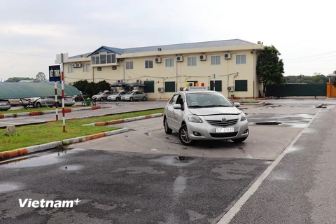 Học sinh thi sát hạch sa hình tại một trung tâm đào tạo lái xe ở Hà Nội. (Ảnh: Việt Hùng/Vietnam+)