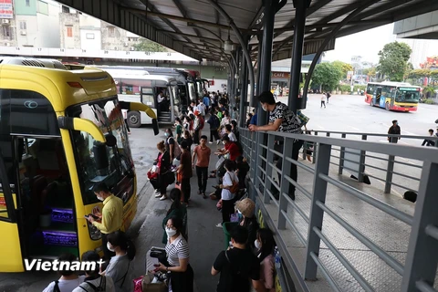 Các bến xe tại Hà Nội đang bị sụt giảm hành khách quay trở lại đón xe khách tuyến cố định. (Ảnh: Hoài Nam/Vietnam+)