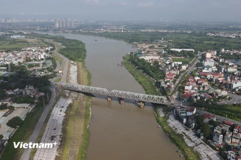 Đường sắt đề nghị Hà Nội hạn chế phương tiện đường bộ qua cầu Đuống. (Ảnh: PV/Vietnam+)