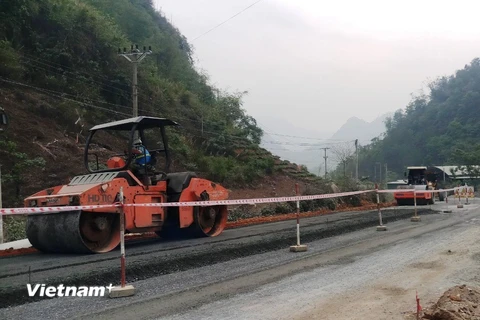 Nhà thầu thi công một đoạn tuyến Dự án kết nối giao thông miền núi phía Bắc. (Ảnh: PV/Vietnam+)