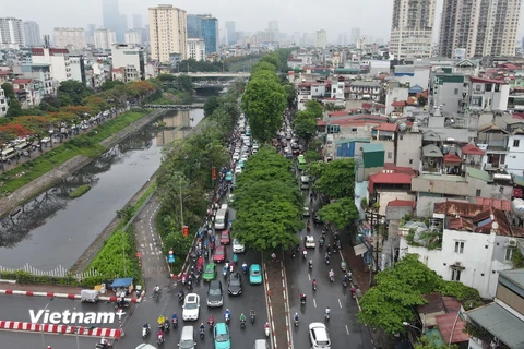 Phương tiện lưu thông trên đoạn đường Láng, thành phố Hà Nội. (Ảnh: Hoài Nam/Vietnam+)