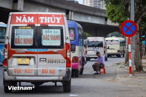 Xe hợp đồng, xe khách vẫn chạy 'rùa bò' trên tuyến đường Phạm Hùng ngay khu vực Bến xe Mỹ Đình. (Ảnh: Hoài Nam/Vietnam+)