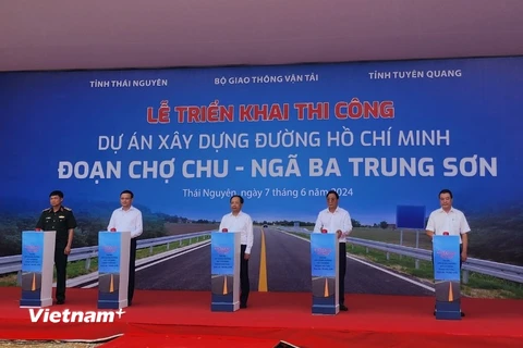 Lãnh đạo Bộ Giao thông Vận tải cùng lãnh đạo Ủy ban Nhân dân tỉnh Thái Nguyên và Tuyên Quang nhấn nút triển khai thi công Dự án đường Hồ Chí Minh đoạn Chợ Chu-Ngã ba Trung Sơn. (Ảnh: Việt Hùng/Vietnam+)