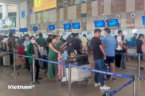 Hành khách làm thủ tục máy bay tại Sân bay Nội Bài. (Ảnh: Hoài Nam/Vietnam+)
