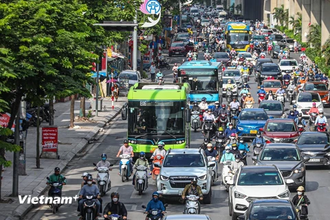 Hà Nội đang nghiên cứu các tuyến đường để bố trí làn đường dành riêng xe buýt. (Ảnh: Hoài Nam/Vietnam+)