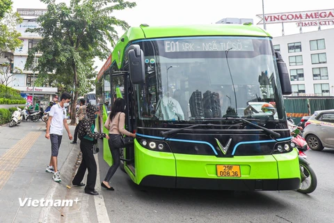 Một tuyến buýt điện tại Hà Nội do Công ty Vinbus vận hành. (Ảnh: Việt Hùng/Vietnam+)