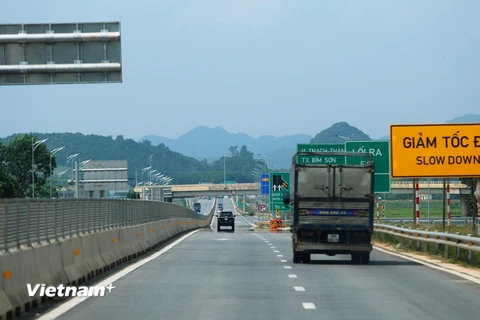 Phương tiện lưu thông trên tuyến đường bộ cao tốc Bắc-Nam đoạn Mai Sơn-Quốc lộ 45. (Ảnh: Việt Hùng/Vietnam+)