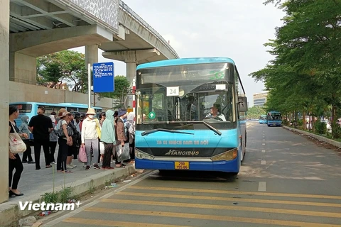 Các tuyến buýt của Tổng công ty Vận tải Hà Nội đã vận chuyển ước đạt khoảng 118 triệu lượt trong sáu tháng đầu năm nay. (Ảnh: Việt Hùng/Vietnam+)