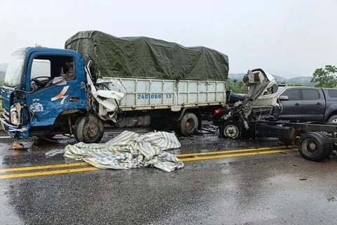 Hiện trường vụ tai nạn giao thông giữa 3 xe ôtô trên Cao tốc Nội Bài-Lào Cai khiến 1 người tử vong. (Ảnh: TTXVN phát)