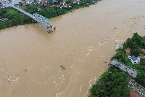 Cầu Phong Châu bắc qua sông Hồng trên Quốc lộ 32C, nối liền hai huyện Lâm Thao và Tam Nông thuộc tỉnh Phú Thọ bị sập. (Ảnh: PV/Vietnam+)