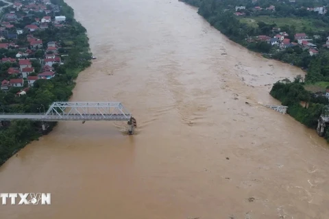 Cầu Phong Châu bắc qua sông Hồng trên Quốc lộ 32C, nối liền hai huyện Lâm Thao và Tam Nông thuộc tỉnh Phú Thọ. (Ảnh: Tạ Toán/TTXVN)