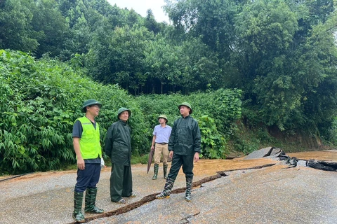 Một vị trí đường bị hư hỏng nặng nề sau ảnh hưởng của mưa lũ tại Yên Bái. (Ảnh: PV/Vietnam+)