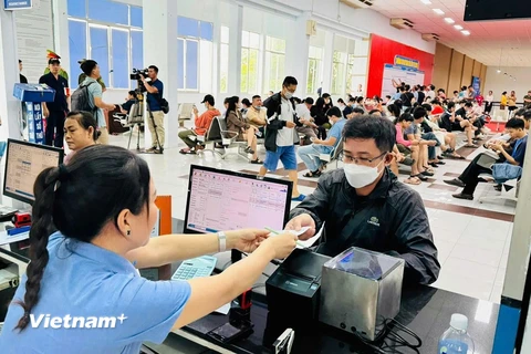 Hành khách mua vé tàu Tết Nguyên đán Ất Tỵ thành công tại Ga Sài Gòn. (Ảnh: PV/Vietnam+)