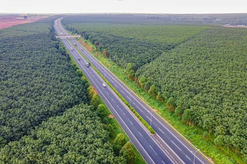 Phương tiện lưu thông trên tuyến cao tốc Thành phố Hồ Chí Minh-Long Thành-Dầu Giây. (Ảnh: PV/Vietnam+)