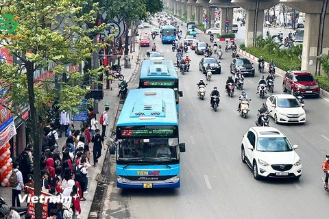 Xe buýt vẫn là phương tiện vận tải công cộng chủ lực của thành phố Hà Nội. (Ảnh: PV/Vietnam+)