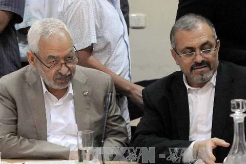 Lãnh đạo đảng Hồi giáo Ennahda Rached Ghannouchi (trái) tại cuộc đối thoại hòa giải dân tộc ngày 25/10. (Nguồn: AFP/TTXVN)