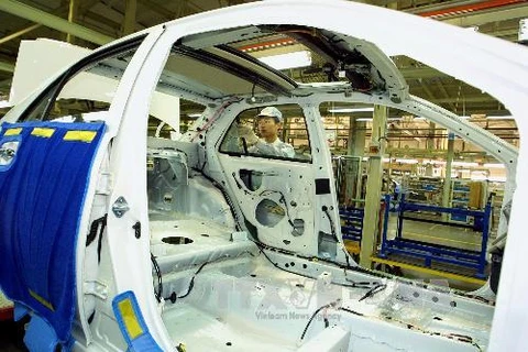  Công nhân Trung Quốc lắp ráp xe VIOS tại nhà máy sản xuất xe Toyota ở Thiên Tân, Trung Quốc. (Nguồn: AFP/ TTXVN)