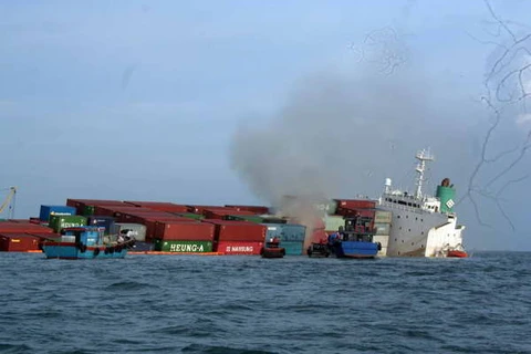 Một container trên tàu Heung A Dragon bốc cháy ngày 9/11. (Ảnh: Đoàn Mạnh Dương/TTXVN)