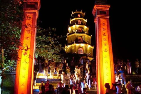 Chùa Thiên Mụ trong đêm lễ hội Festival Huế. (Ảnh: Quốc Việt/Vietnam+) 
