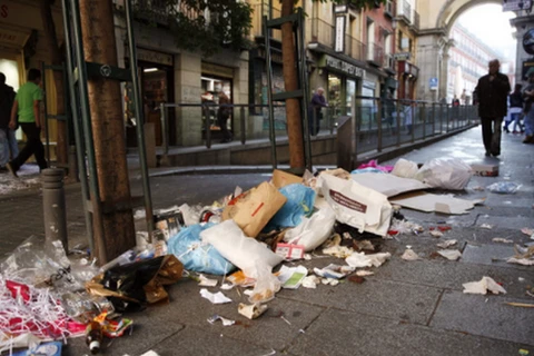 Rác thải ngập đường phố Madrid. (Nguồn: spanishnewstoday.com)