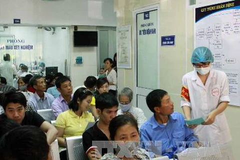 Bệnh nhân chờ khám tại Bệnh viện Bệnh nhiệt đới Trung ương. Ảnh minh họa. (Nguồn: TTXVN)