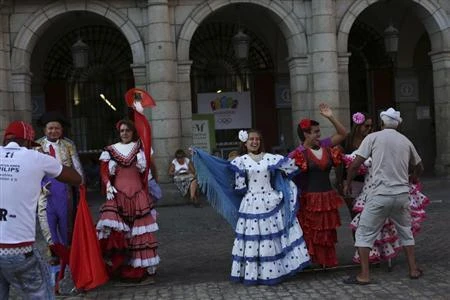 Khách du lịch chụp ảnh lưu niệm trong bộ váy flamenco truyền thống của Tây Ban Nha. (Nguồn: Reuters)