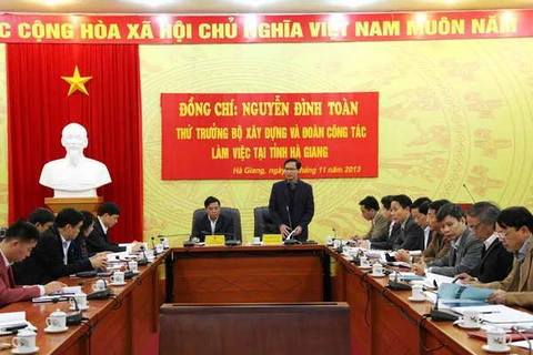 Thứ trưởng Bộ Xây dựng Nguyễn Đình Toàn phát biểu tại buổi làm việc với Ủy ban Nhân dân tỉnh Hà Giang. (Ảnh: Minh Tâm/Vietnam+)