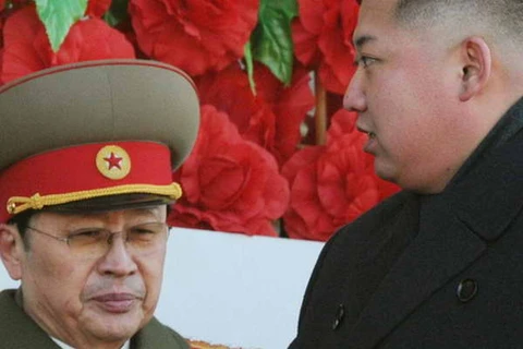 Ông Jang Song-thaek (trái) và nhà lãnh đạo Kim Jong Un. (Nguồn: Reuters)