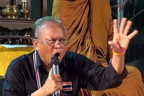 Ông Suthep hô hào người biểu tình ủng hộ cho chiến dịch lật đổ chính quyền. (Ảnh: Hà Linh/Vietnam+)