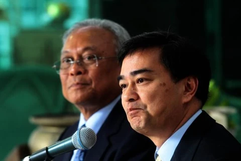 Cựu Thủ tướng Thái Lan Abhisit Vejjajiva (phải) và cựu Phó Thủ tướng Suthep Thaugsuban. (Nguồn: Nation)