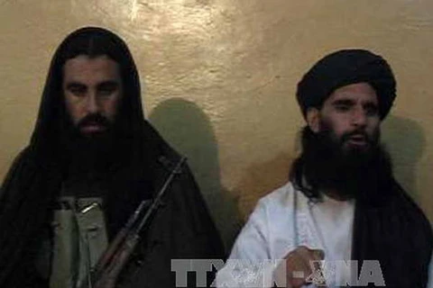 Thủ lĩnh nhóm phiến quân Tehreek-e-Taliban ở Pakistan (phải) trong buổi họp báo về thủ lĩnh mới của tổ chức này tại một điểm ở phía tây bắc Pakistan ngày 7/11. (Nguồn: AFP/TTXVN)