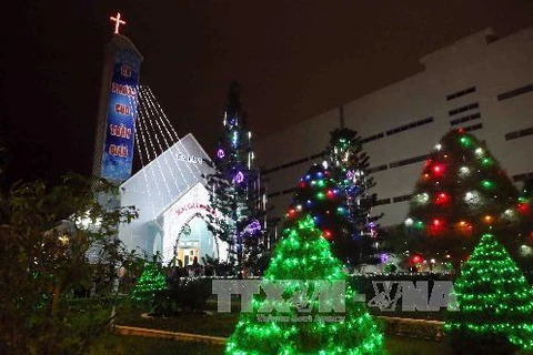 Nhà thờ được trang hoàng rực rỡ đón Giáng sinh 2013. (Nguồn: TTXVN)