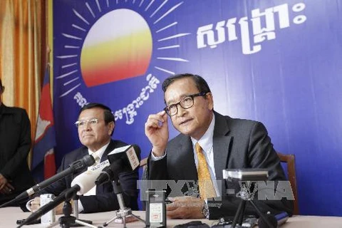 Ông Sam Rainsy (phải) trong một cuộc họp báo tại Phnom Penh ngày 28/12. (Nguồn: THX/TTXVN)