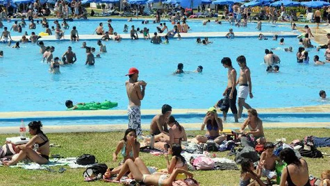 Người dân Argentina tránh nóng tại các bể bơi. (Nguồn: THX)