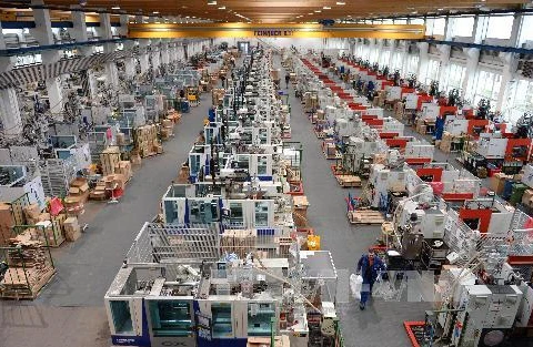Công nhân làm việc tại nhà máy Playmobil tại Dietenhofen, Đức. (Nguồn: AFP/TTXVN)
