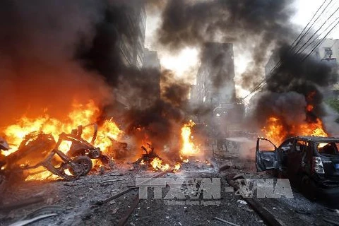 Các xe ôtô bị cháy trong vụ đánh bom ở Haret Hreik. (Nguồn: AFP/TTXVN)