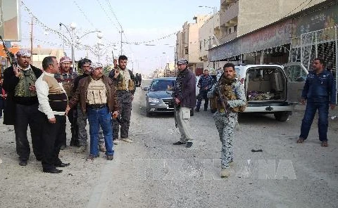 Cảnh sát và lực lượng vũ trang chiến đấu chống lại các phiến quân tại Ramadi ngày 2/1. (Nguồn: AFP/TTXVN)