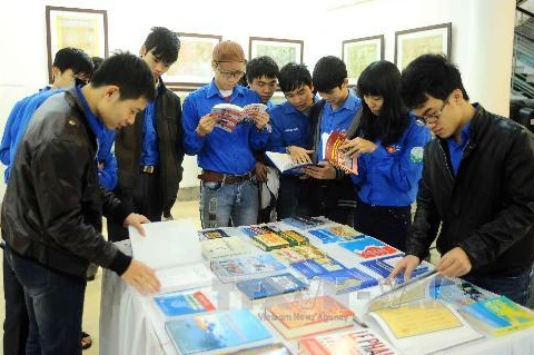 Khách tham quan Triển lãm "Hoàng Sa, Trường Sa của Việt Nam - những bằng chứng lịch sử" tại Hà Nội. (Nguồn: Minh Đức/TTXVN)