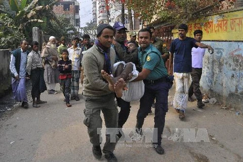 Chuyển người bị thương trong vụ bạo động do người ủng hộ đảng đối lập tiến hành ở Dhaka ngày 5/1. (Nguồn: AFP/TTXVN)