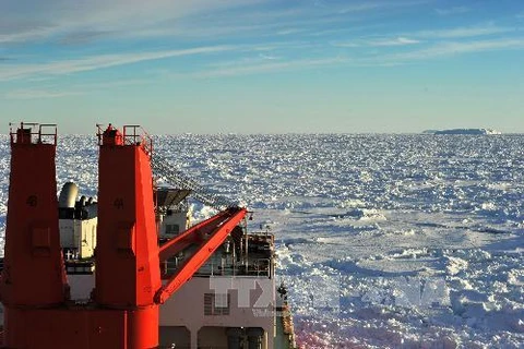 Tàu Tuyết Long mắc kẹt trong lớp băng dày của Nam Cực ngày 3/1. (Nguồn: THX/TTXVN)