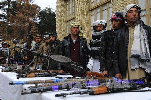 Các tay súng Taliban ra hàng chính quyền tại Herat. (Nguồn: AFP/TTXVN)