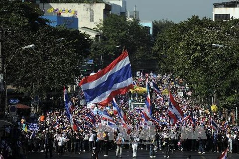Người biểu tình tuần hành trên các đường phố ở Bangkok. (Nguồn: AFP/TTXVN)