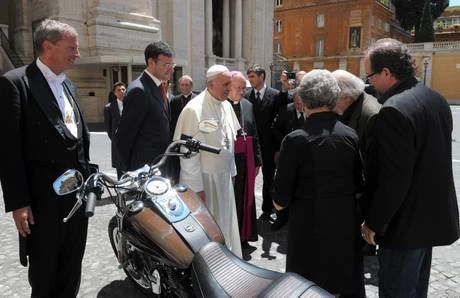 Giáo hoàng Francis I và chiếc Harley sẽ được đem bán đấu giá. (Nguồn: ANSA)