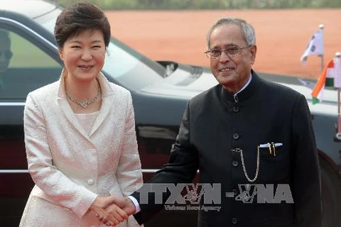 Thủ tướng Ấn Độ Manmohan Singh (trái) đón Tổng thống Hàn Quốc tại New Delhi ngày 16/1. (Nguồn: AFP/TTXVN)