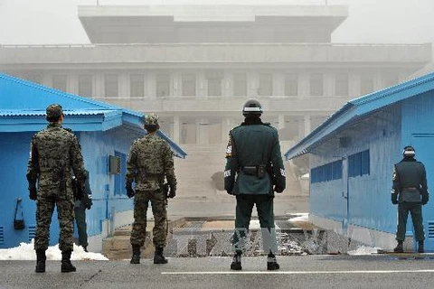 Binh sĩ Hàn Quốc gác tại khu vực làng đình chiến Bàn Môn Điếm (Nguồn: TTXVN)