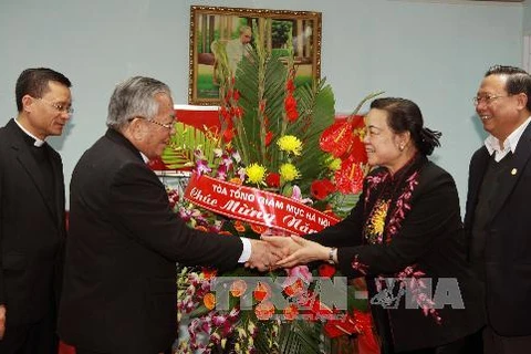 Bí thư TW Đảng, Trưởng Ban Dân vận TW Hà Thị Khiết nhận hoa chúc mừng. (Ảnh: Nguyễn Dân/TTXVN)