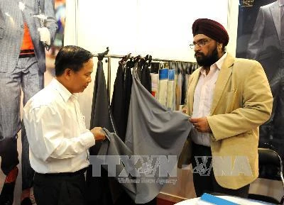 Các doanh nghiệp Việt Nam trao đổi với các doanh nghiệp Ấn Độ về sản phẩm dệt may. (Ảnh: Kim Phương/TTXVN)