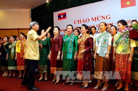 Các cựu lưu học sinh Lào biểu diễn văn nghệ chúc mừng các thầy cô giáo Việt Nam. (Ảnh: Quý Trung/TTXVN)