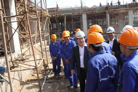 Bộ trưởng Bộ Xây dựng Trịnh Đình Dũng kiểm tra dự án nhà thu nhập thấp Tây Mỗ. (Ảnh: Thu Hằng/Vietnam+)