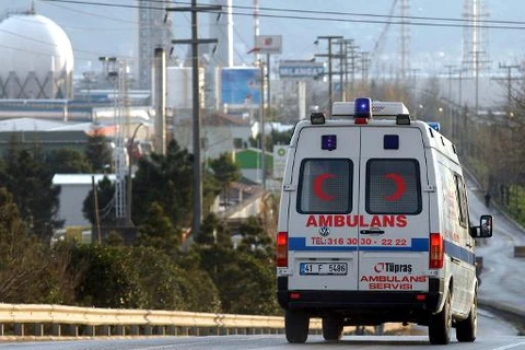 Xe cứu thương tới hiện trường vụ tai nạn (Nguồn: AFP)